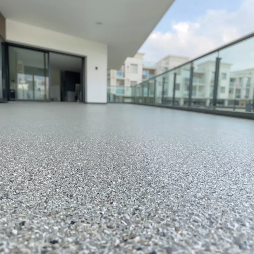 Balcon moderne protégé avec un revêtement d’étanchéité en Suisse pour éviter les infiltrations d’eau.