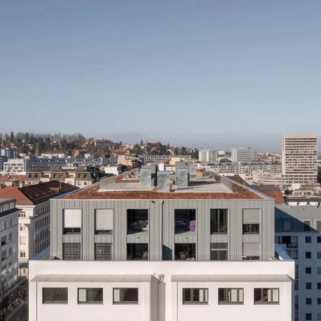 image d'un toit d'un immeuble à Fribourg en Suisse dont l'étanchéité à été réalisée par KM Etanchéité