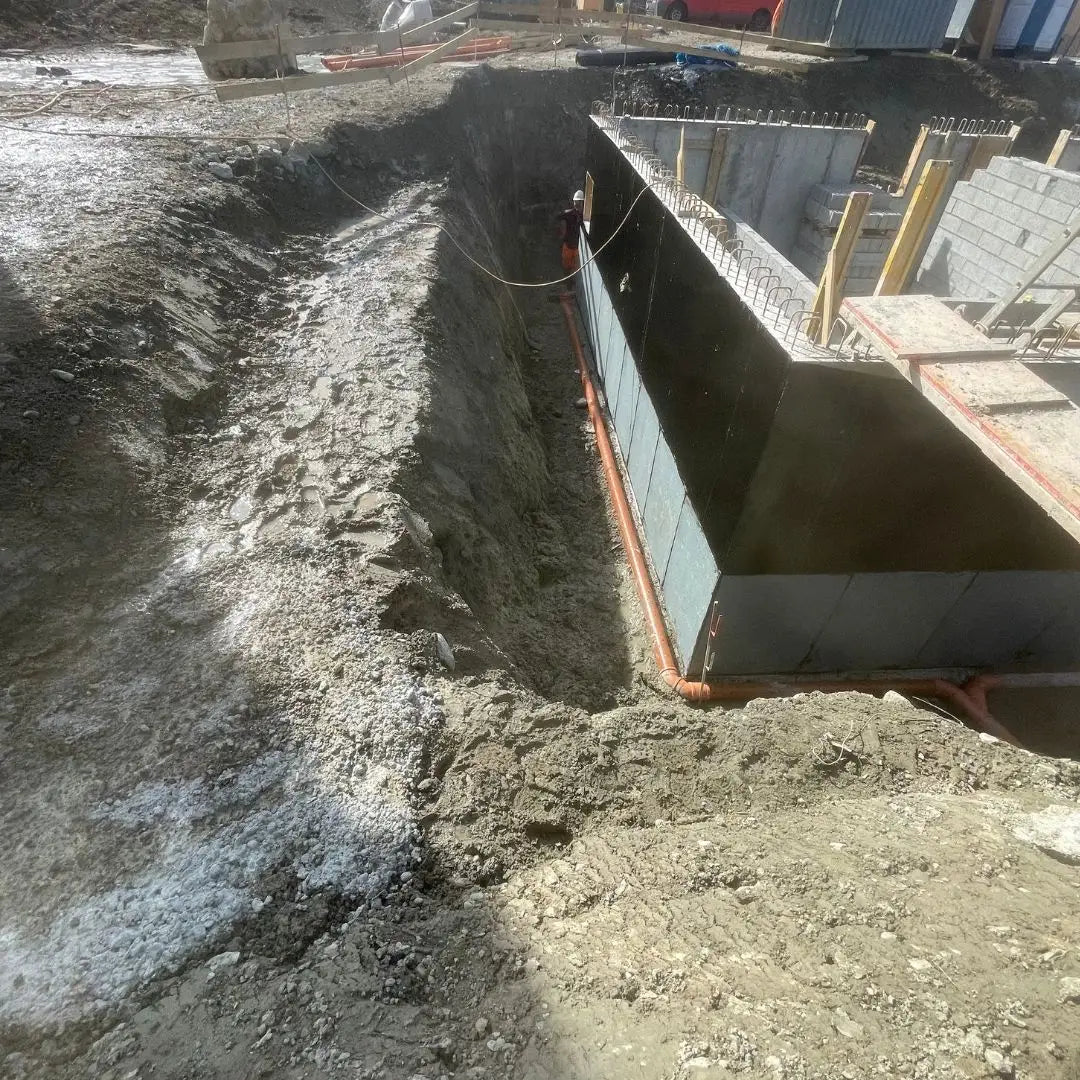 image représentant un chantier avec l'étanchéité d'un mur enterré en suisse romande