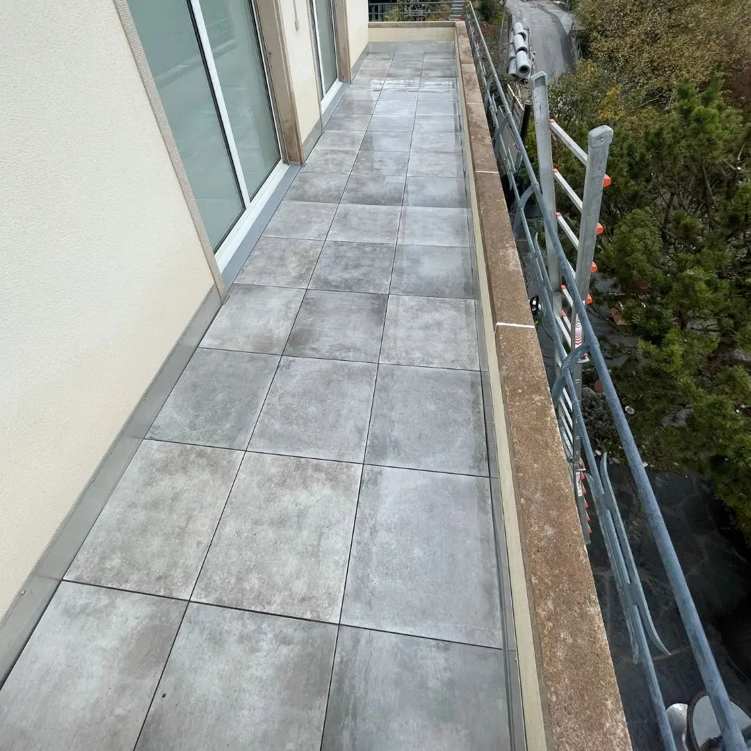 image représentant des dalles sur une terrasse posées par km étanchéité en suisse romande