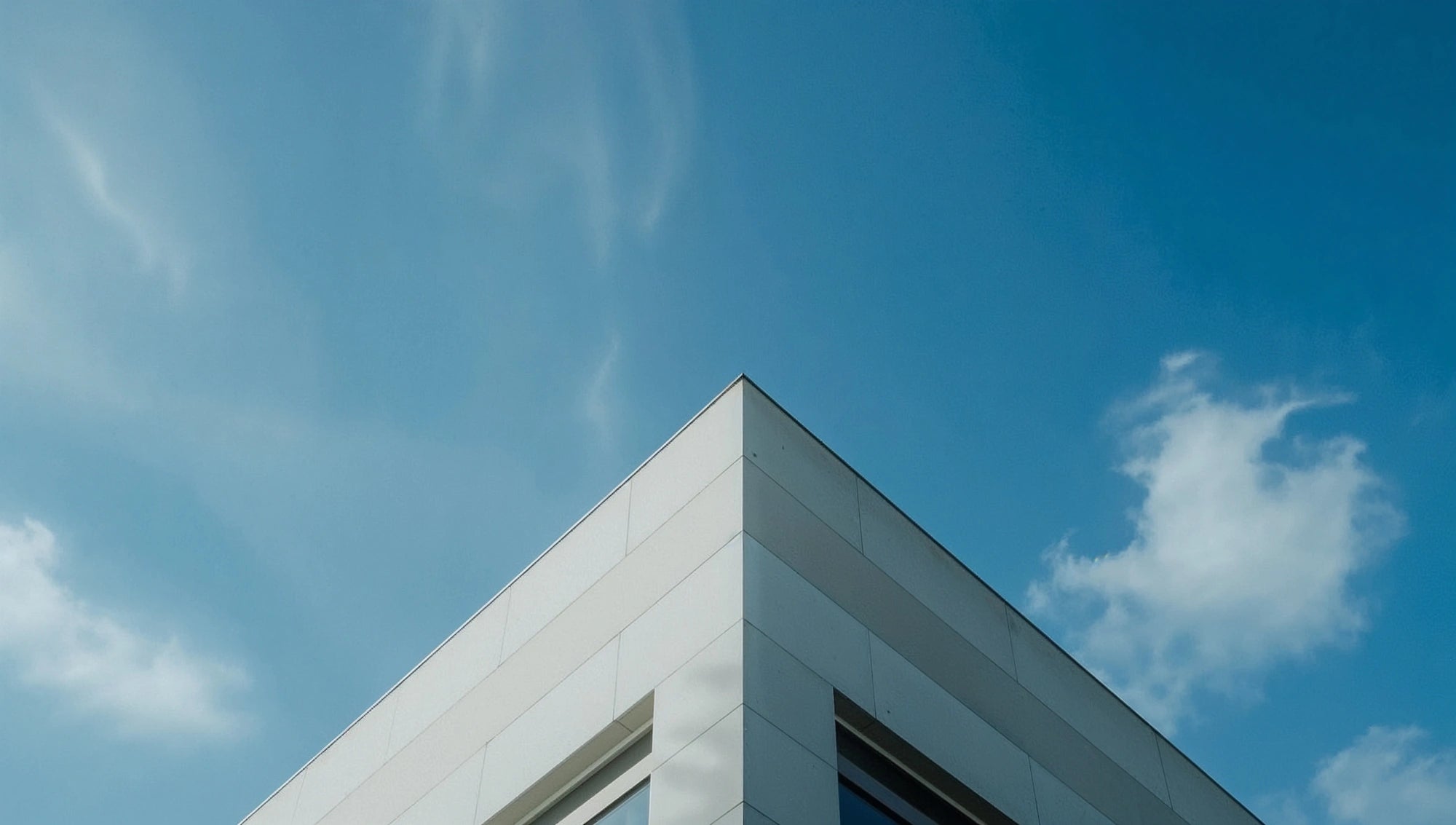 Façade moderne protégée par un système d’étanchéité en Suisse garantissant durabilité et isolation.