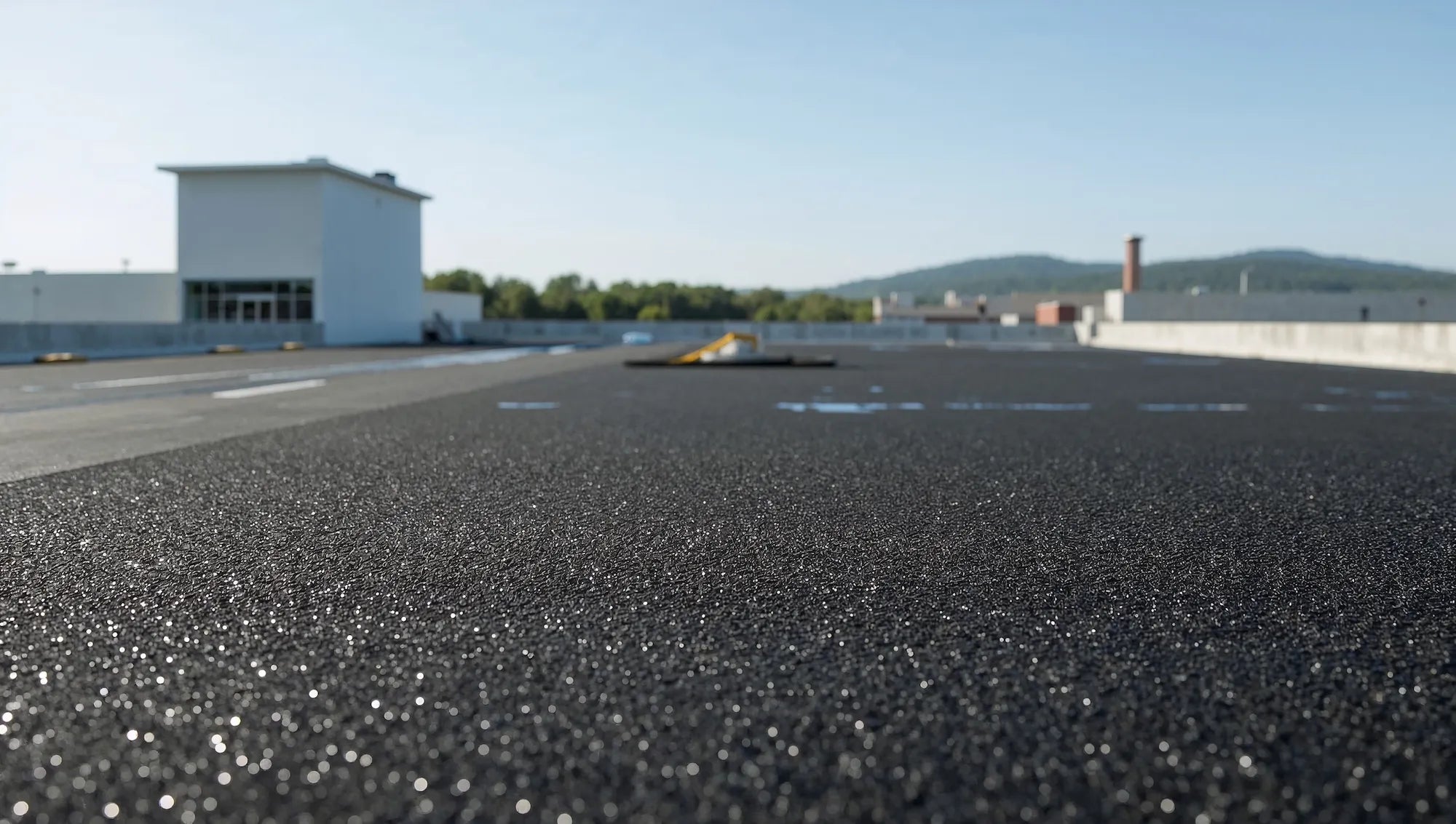 Toiture plate d’un bâtiment moderne protégée par un revêtement d’étanchéité en Suisse.